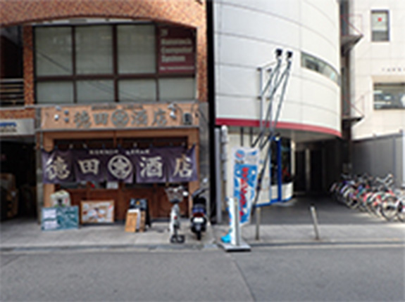 居酒屋「徳田商店」さんの横がお店です。